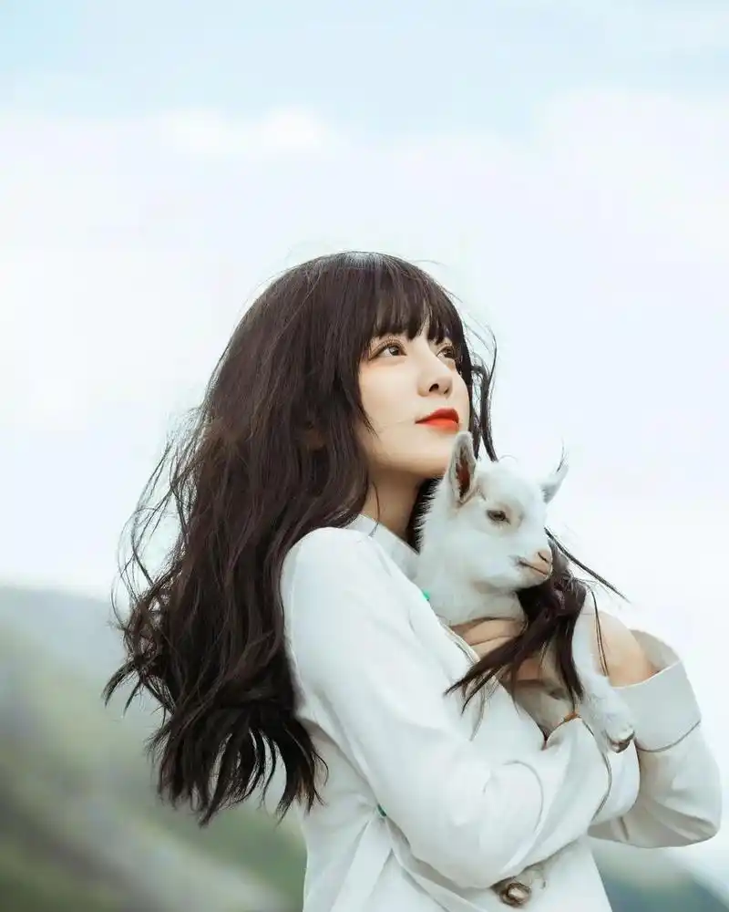 目不转睛(1711ω1117)1779#颜值 #美女 #阿兰达瓦卓玛