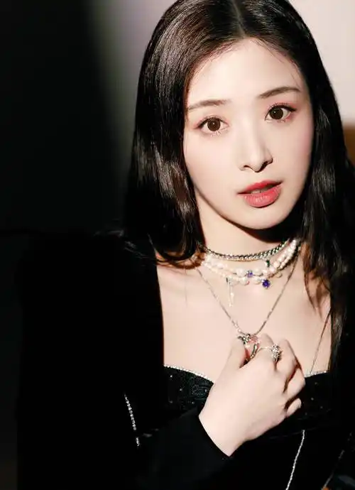 张含韵晒黑天鹅风格写真照 穿百褶短裙秀纤细美腿-搜狐大视野-搜狐新