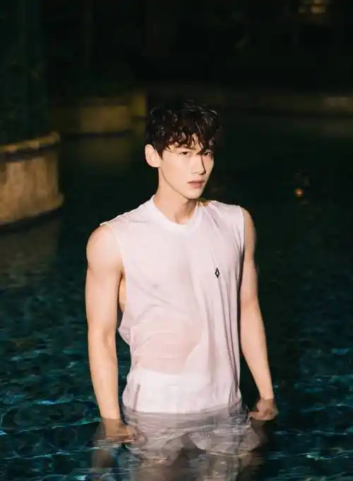 当男明星开始秀肌肉:白敬亭洗澡曝光,杨洋王一博半裸出镜!