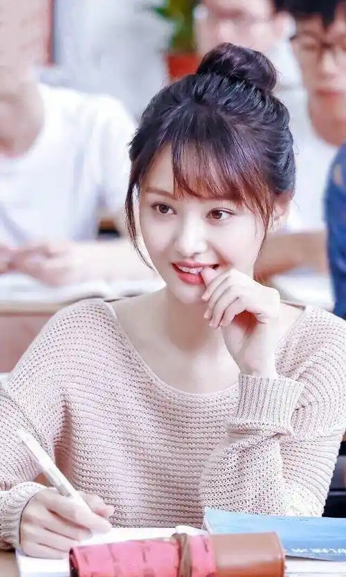 缕碎发来修饰过高的发际线,会显得更加自然有魅力;或者留个细碎的刘海