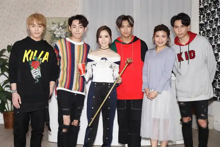 听说林宥嘉升级当爸爸,邓紫棋大方送祝福隔空比心