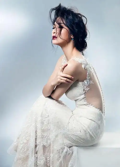 42岁的童蕾依旧很美,穿着公主裙更显气质,感觉一点都没变老|礼服|时尚