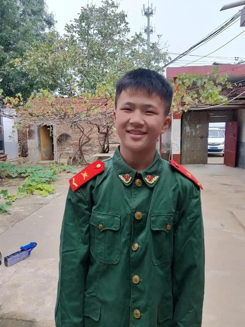 儿子12岁穿我武警衣服和我20岁在部队时的照片