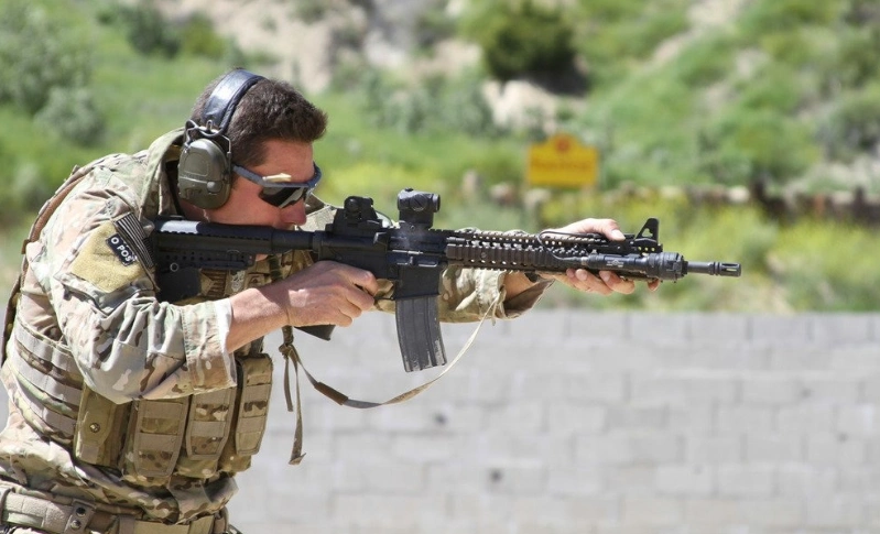 同样是突击步枪为什么我们握弹匣国外握护木