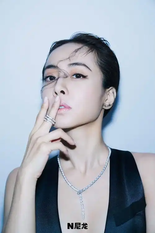 蔡依林牛年首封曝光 "红衣女孩" 上演霸气眼神杀