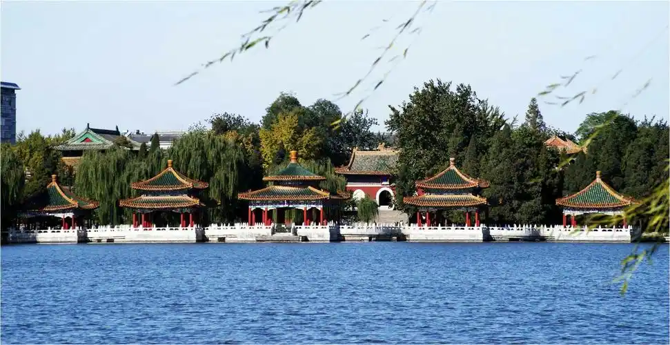 五龙亭.五亭分别是龙泽亭,澄祥亭,滋香亭,通瑞亭,浮翠亭.