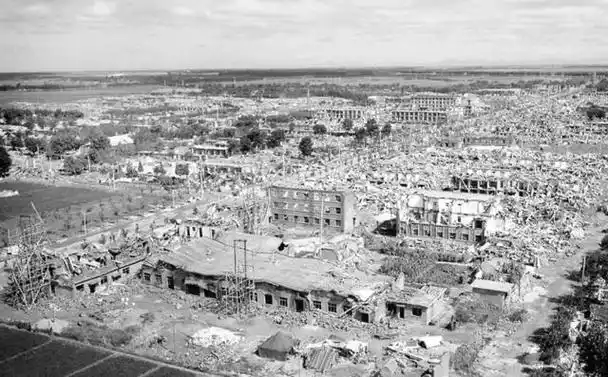 1966年邢台地震周总理乘机赶往灾区途中罕见发火赶快下去