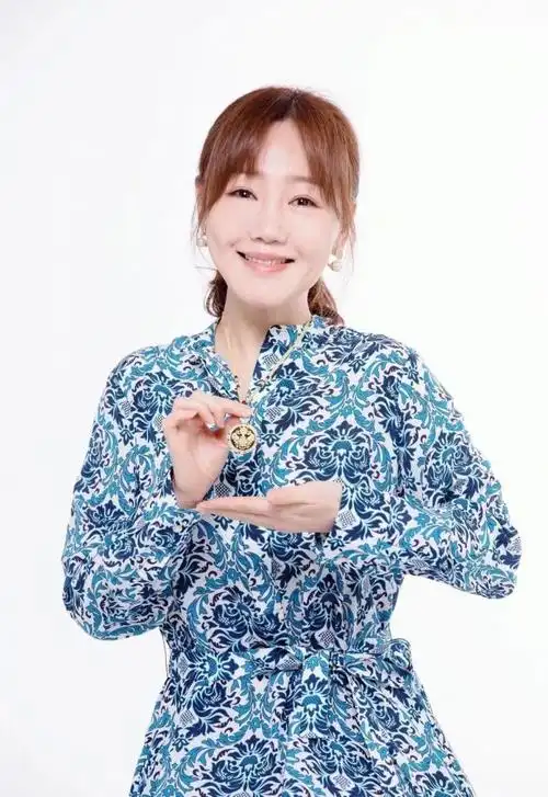 薛佳凝真的老了!白色西装配精致妆容,精修图也挡住不住硅胶脸