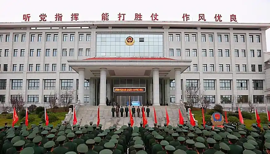 2012年,警花朱玲用生命保护油罐车,牺牲后丈夫不敢告诉1岁幼子