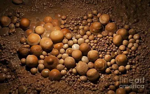 洞穴珍珠——cave pearls,简称穴珠,是在石灰岩洞穴内浅水坑中形成的