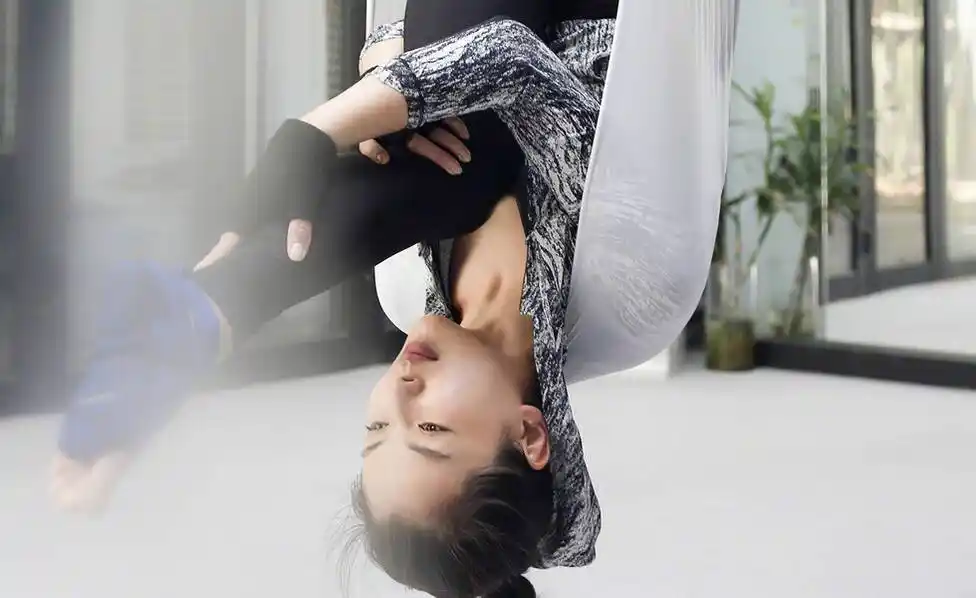 厉害了word姐!刘涛练空中瑜伽 高难度动作不在话下