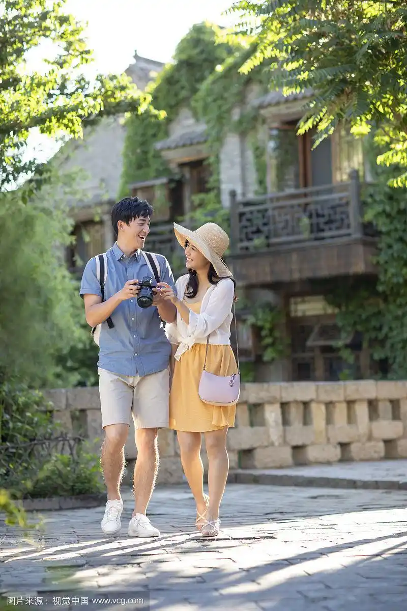 快乐年轻情侣旅游度假