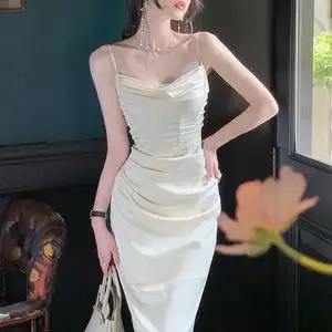 红色吊带开叉礼服