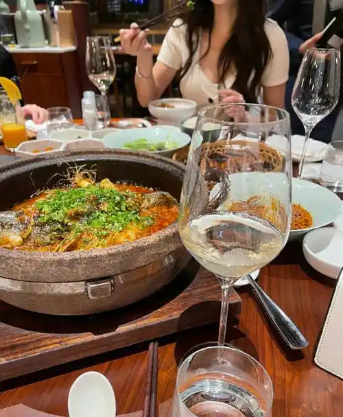 原创都美竹之后又有网红从上海躲到成都自称在隔离却晒出聚餐照