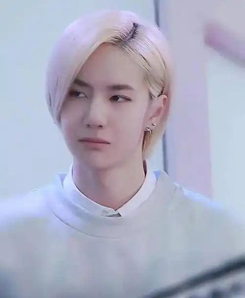 王一博早期的白牡丹照片,一头金色头发,看起来好好看_感觉_少爷_贵族