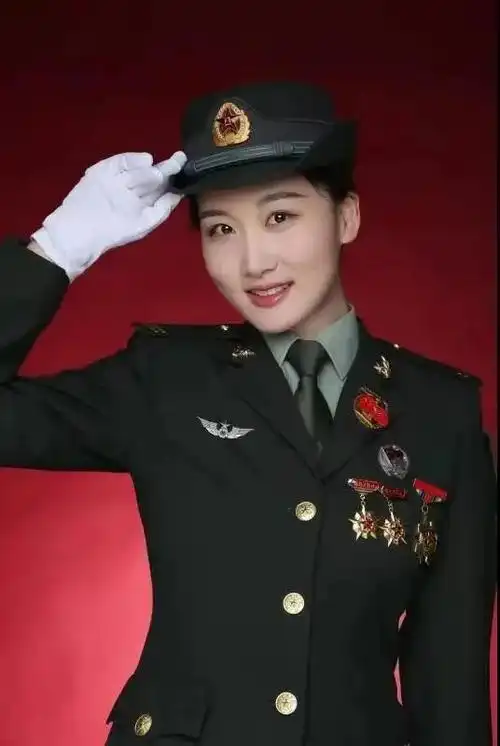 唐烁,现为经济学院2018级本科生,曾服役于北京卫戍区中国人民解放军