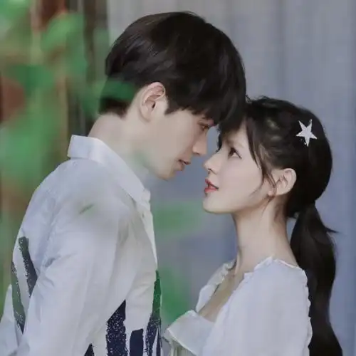 四眼相对深情情侣头像图片