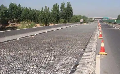 路面钢筋网的小直径及大间距应符合现行行业标准《公路水泥混凝土