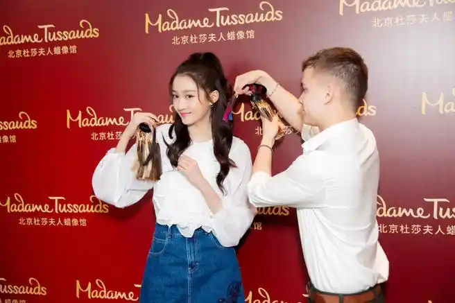 夫人蜡像馆#@关晓彤入驻上海杜莎后,明日14:00 将揭幕个人第二尊蜡像