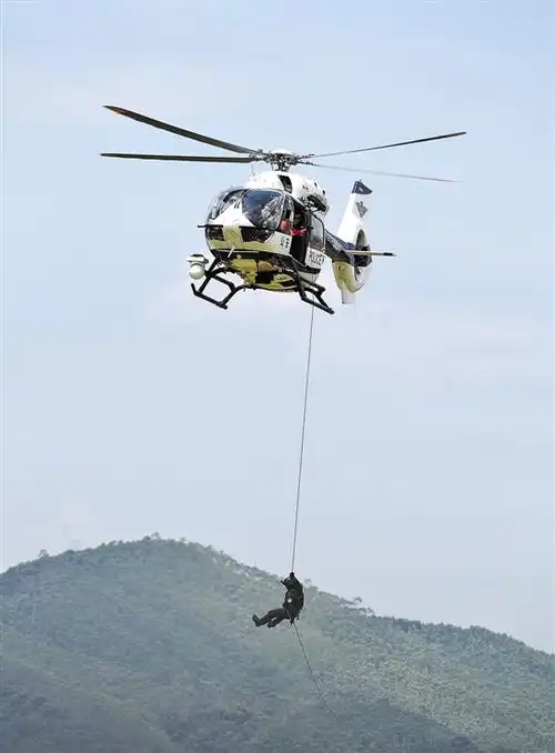 昨日,警用直升机h145展示机降索降项目 羊城晚报记者 汤铭明 摄