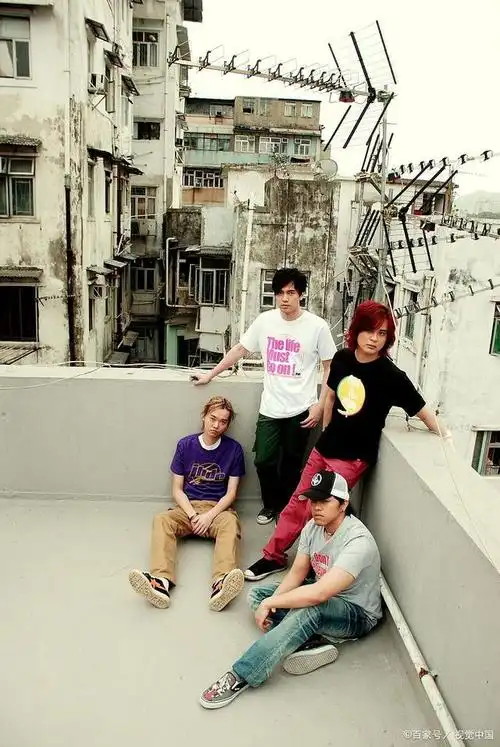 乐队名字来源于"dear john letter"的男性版,即在一段男女