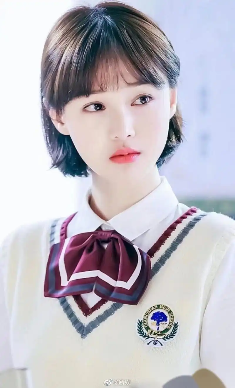 郑爽身穿白色毛衣马甲搭配白色百褶裙,学院风穿搭,清纯可爱.