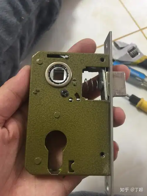 谁知道卧室门小50轴承锁体如何安装