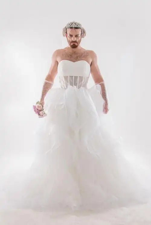 重口味满脸胡子胸毛侧漏的男人穿婚纱是什么样子