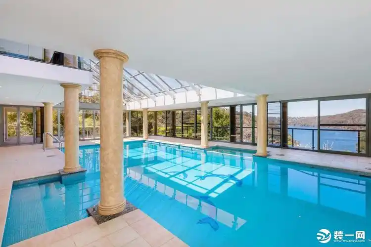 报道这座富丽堂皇的七卧室豪宅始建于1990年,带7个卧室,有室内游泳池