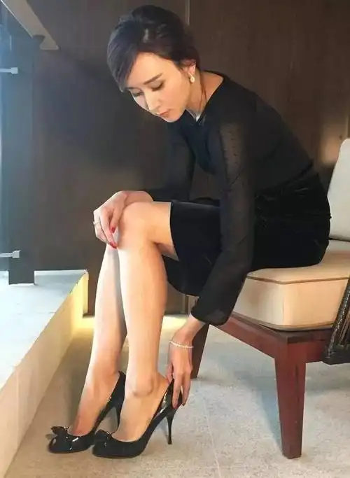 胡静美腿玉足图片