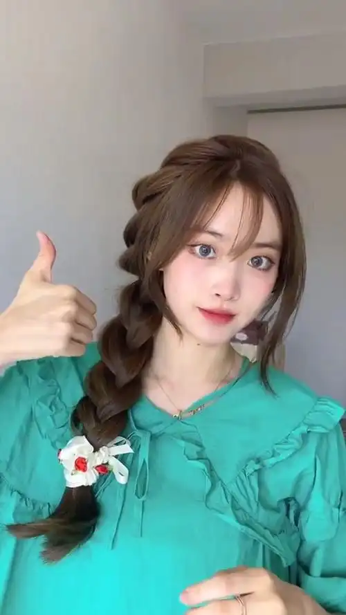 甜美少女侧边麻花辫教程来啦,鬼马可爱-度小视