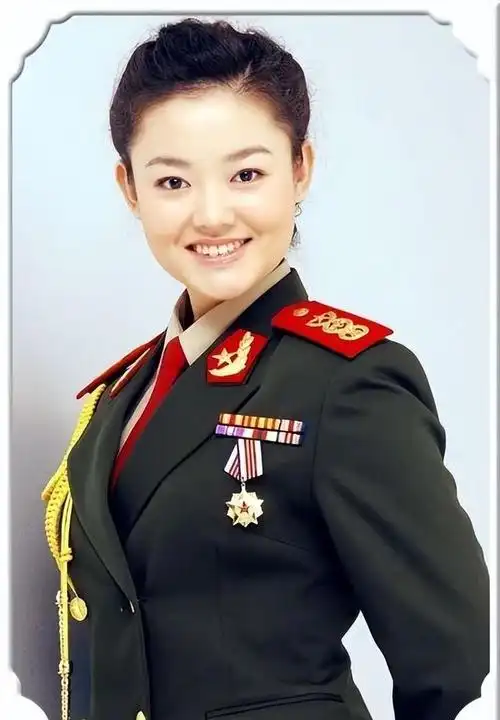 军旅歌手的高音豪迈她,是中国军旅歌手王庆爽,也是一位著名的女高音
