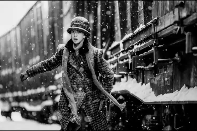 电影 《悬崖之上》剧照