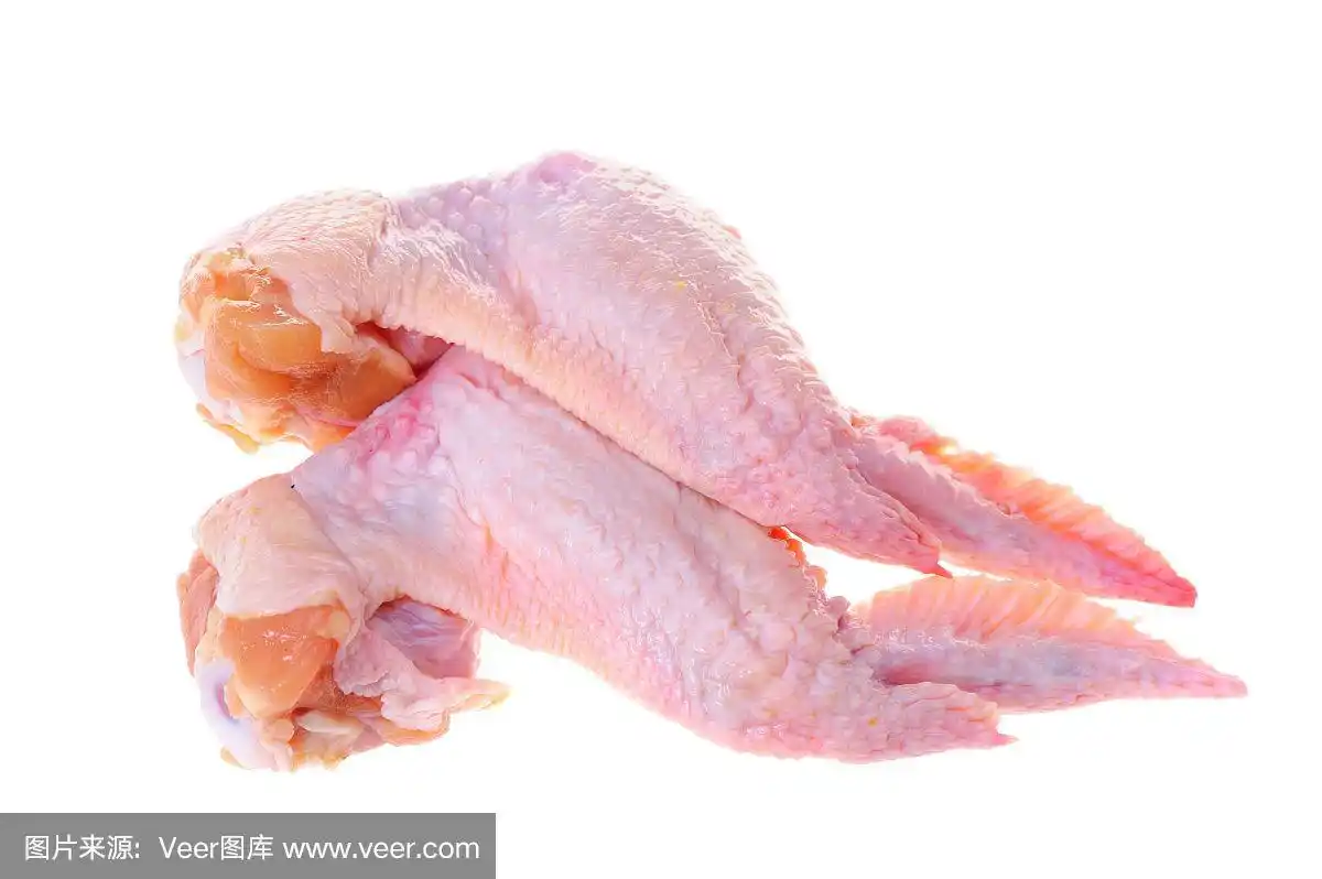 白色背景下的生鸡翅