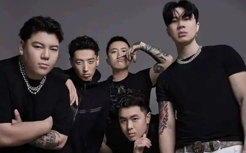 圈内扎稳脚跟大火的五人组同样也是将模糊说唱彻底发扬光大的说唱组合