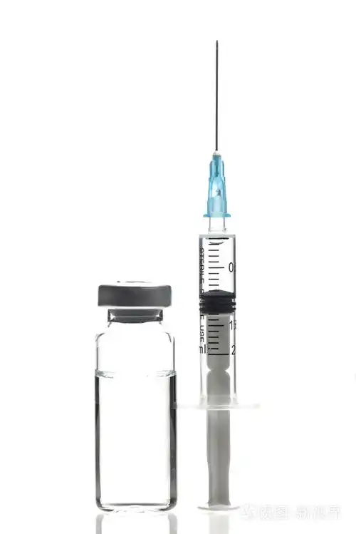 医学玻璃瓶和白色背景上的注射器