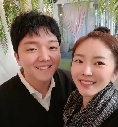 今年8月份,34岁的裴涩琪公开手写信,宣布将与小两岁的男友沈理燮结婚