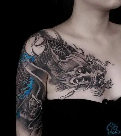 美女的过肩龙纹身图案