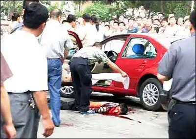 长春特警当街击毙劫匪 人质抢救无效死亡(图)