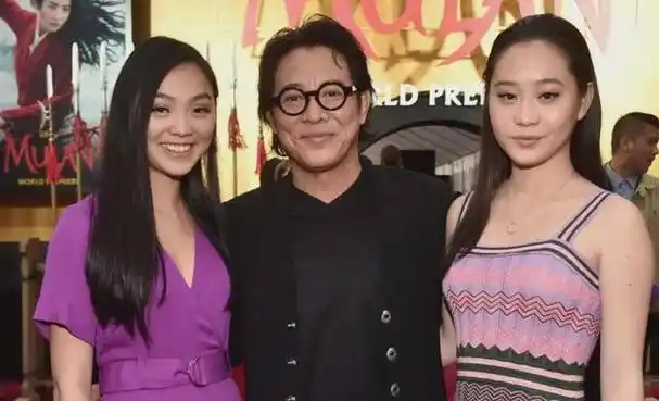 同样是李连杰基因,把黄秋燕女儿和利智女儿一对比,高下立见