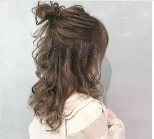 2020流行女生半扎式丸子头烫发发型 慵懒清新文艺范(3)