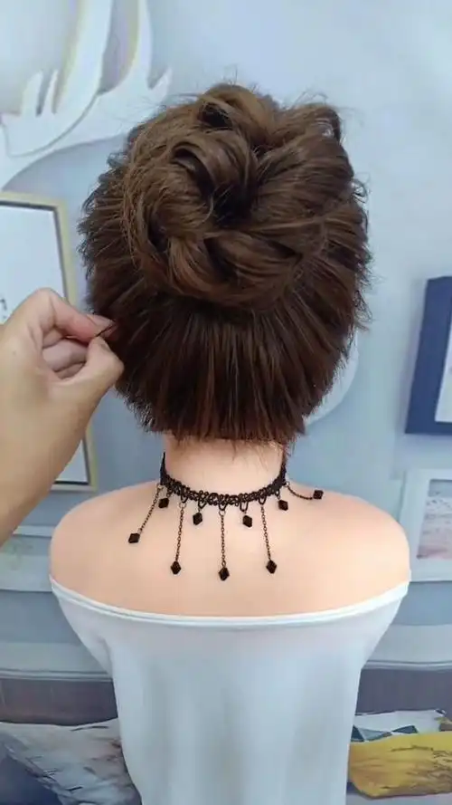 最火的凌乱丸子头,这样扎真的特别好看哦!