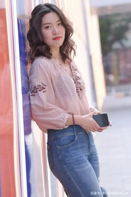 肉粉色绣花衫搭配紧身牛仔裤,微胖女生也能穿的温柔淑女穿搭