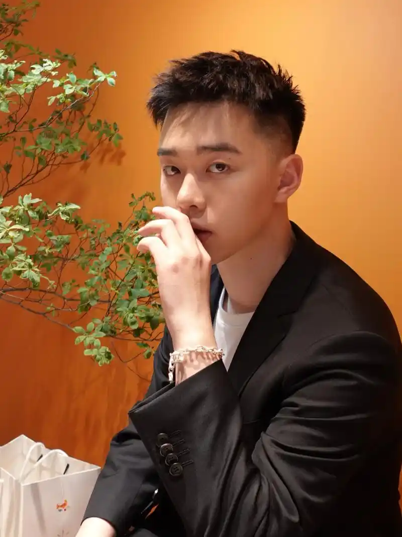 推荐一波今夏超好看的男生发型,剪完清爽时尚又有型,很值得一试