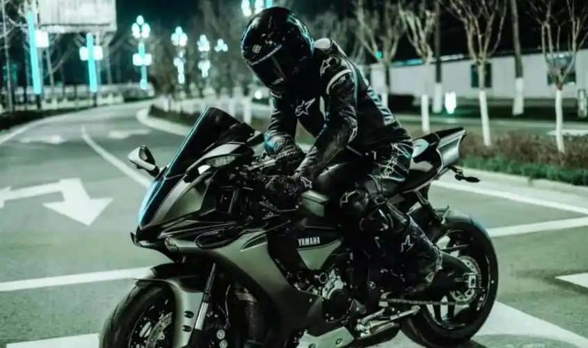 看完照片,摩友们立马表示更酸了,咆哮着:兄弟别怕,我的摩托车后座也还