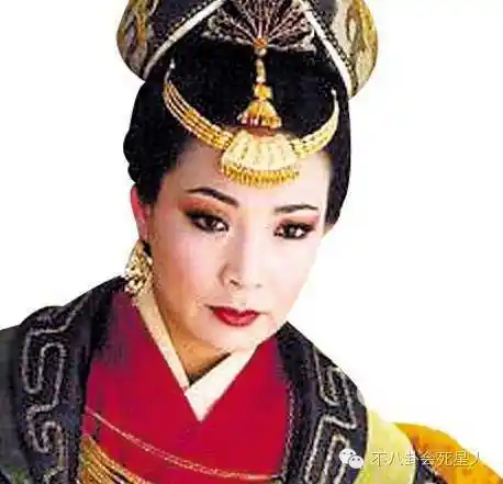 要知道,戴春荣老师除了演过高高在上的皇后,还演过《杨门女将》的太后