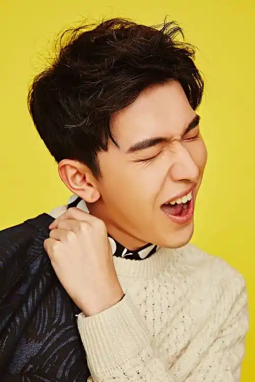 孔垂楠时尚写真释放男人味 邪魅坏笑狂撩众人