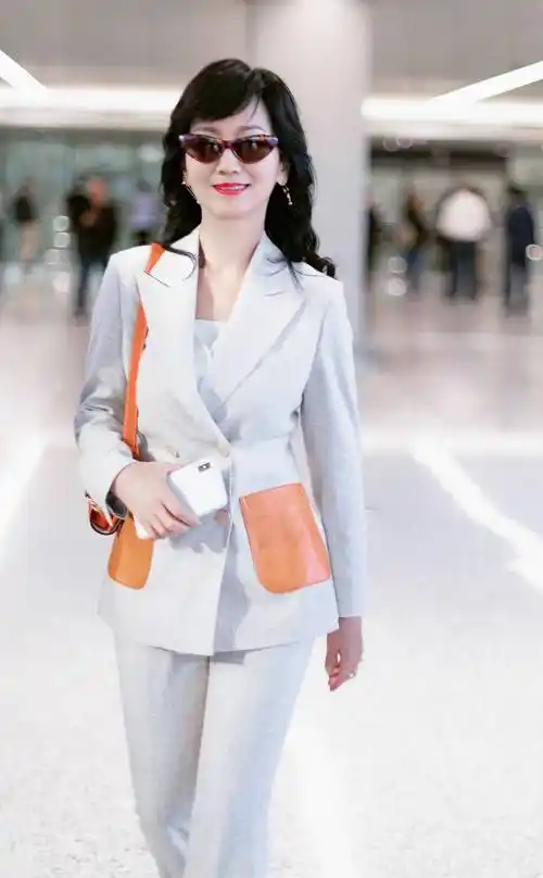 64岁赵雅芝这么穿才气质,卡其色西装优雅又知性,卷发披肩好温柔_计划