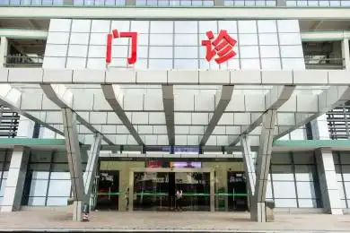 白天的医院的门诊部的大门口