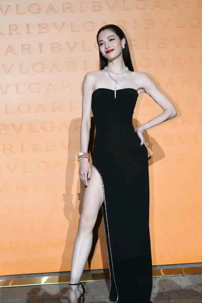 钟楚曦,生图.她跟倪妮也算是同款气质型美女